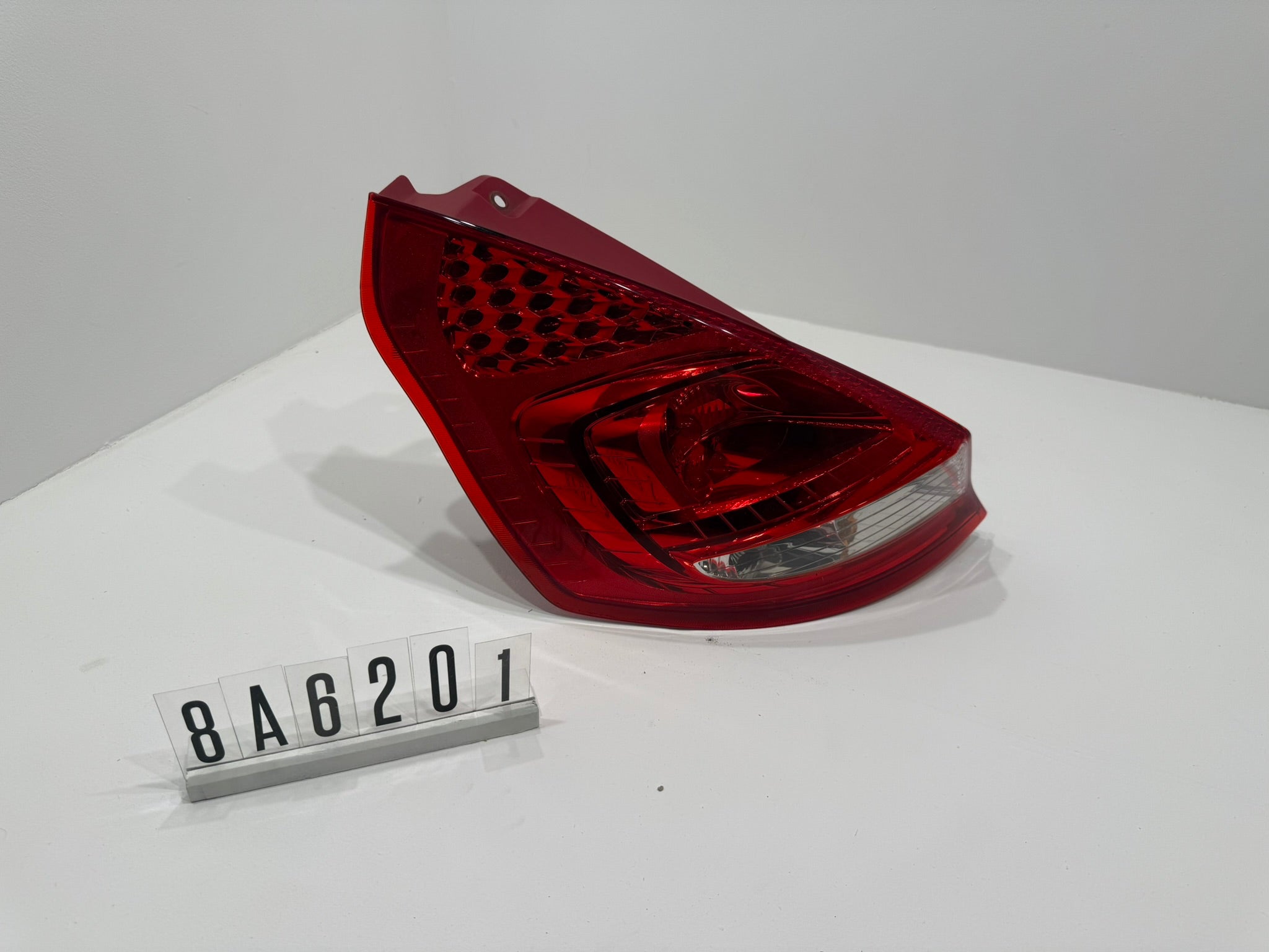 8A61-13405A; 8A6 2 01; 77 Ford Fiesta VI 6 Rückleuchte links