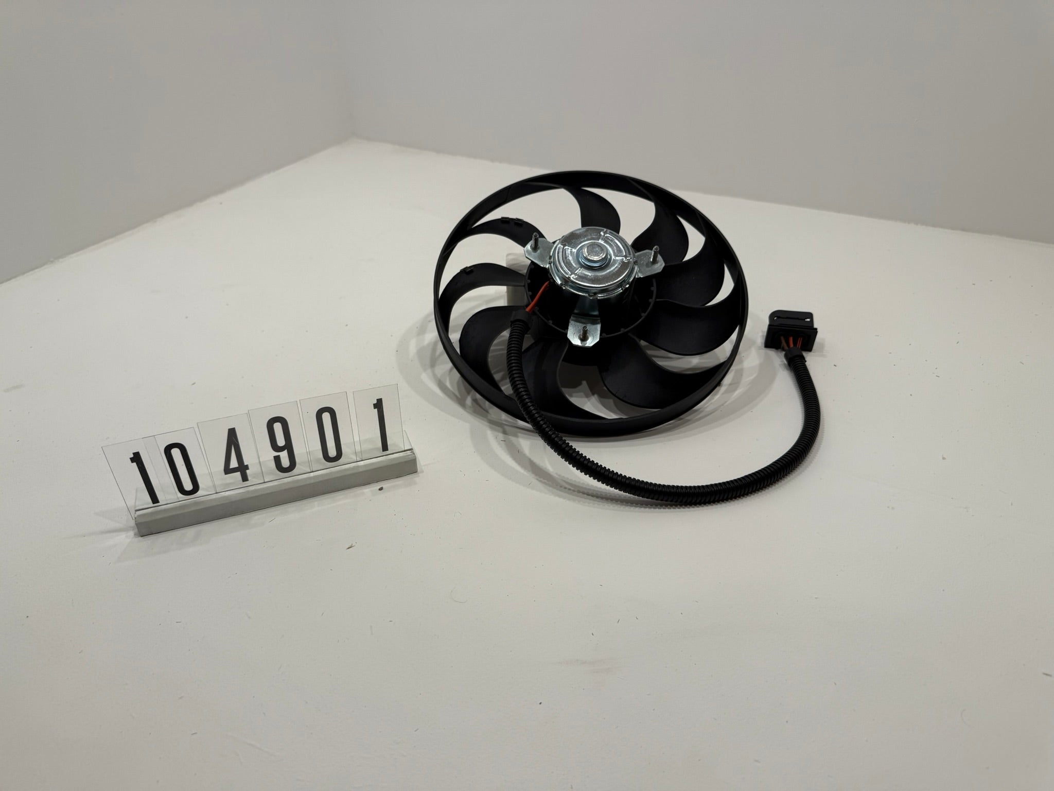 10481255; 104 9 01; 81 AUDI A3 8L AB ATEC ELEKTRO-KÜHLER-LÜFTER-RAD