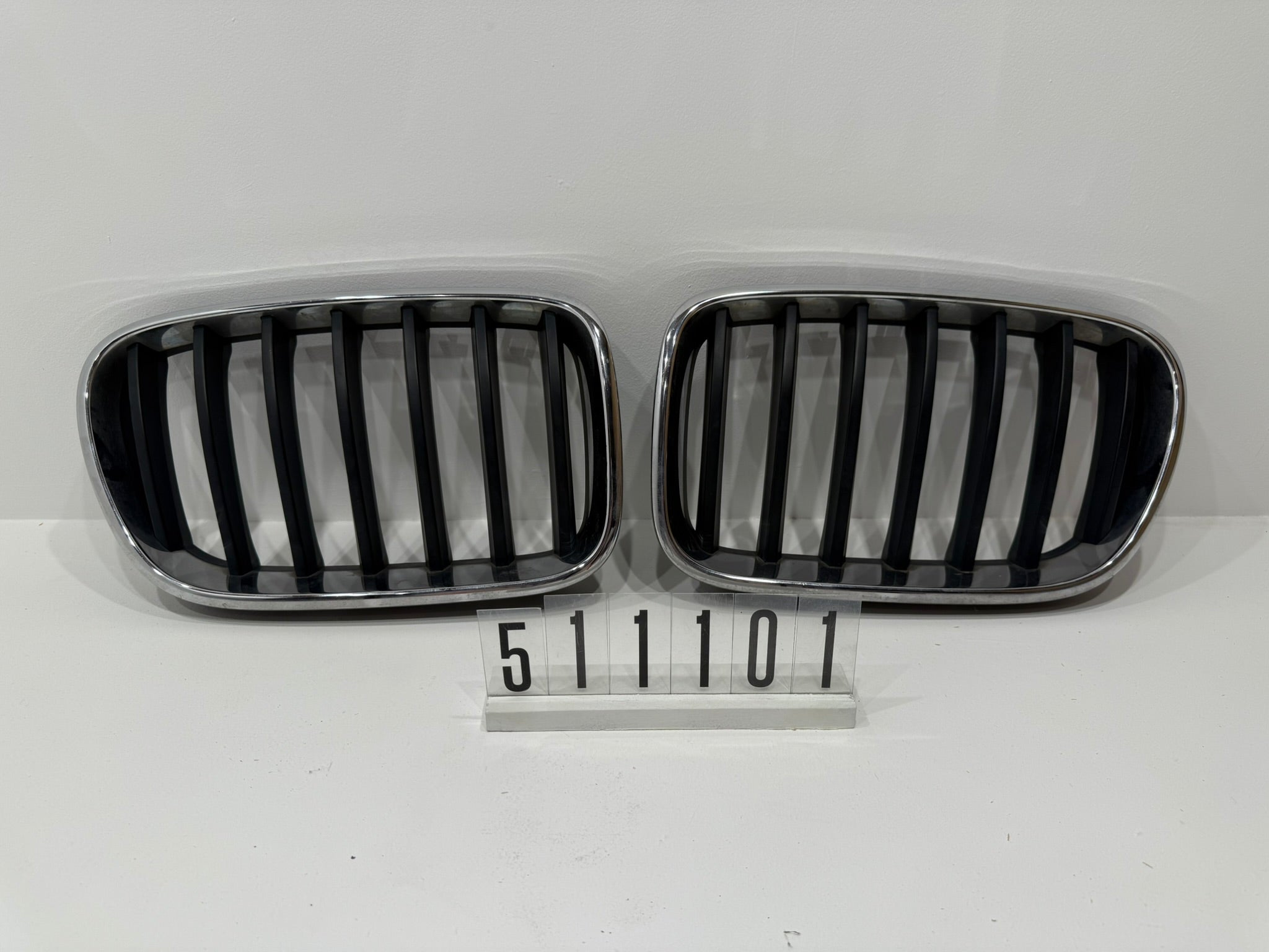 7210725 7210726; 511 1 01; 89 Links unnd Rechts BMW X3 F25 Kühlergrill