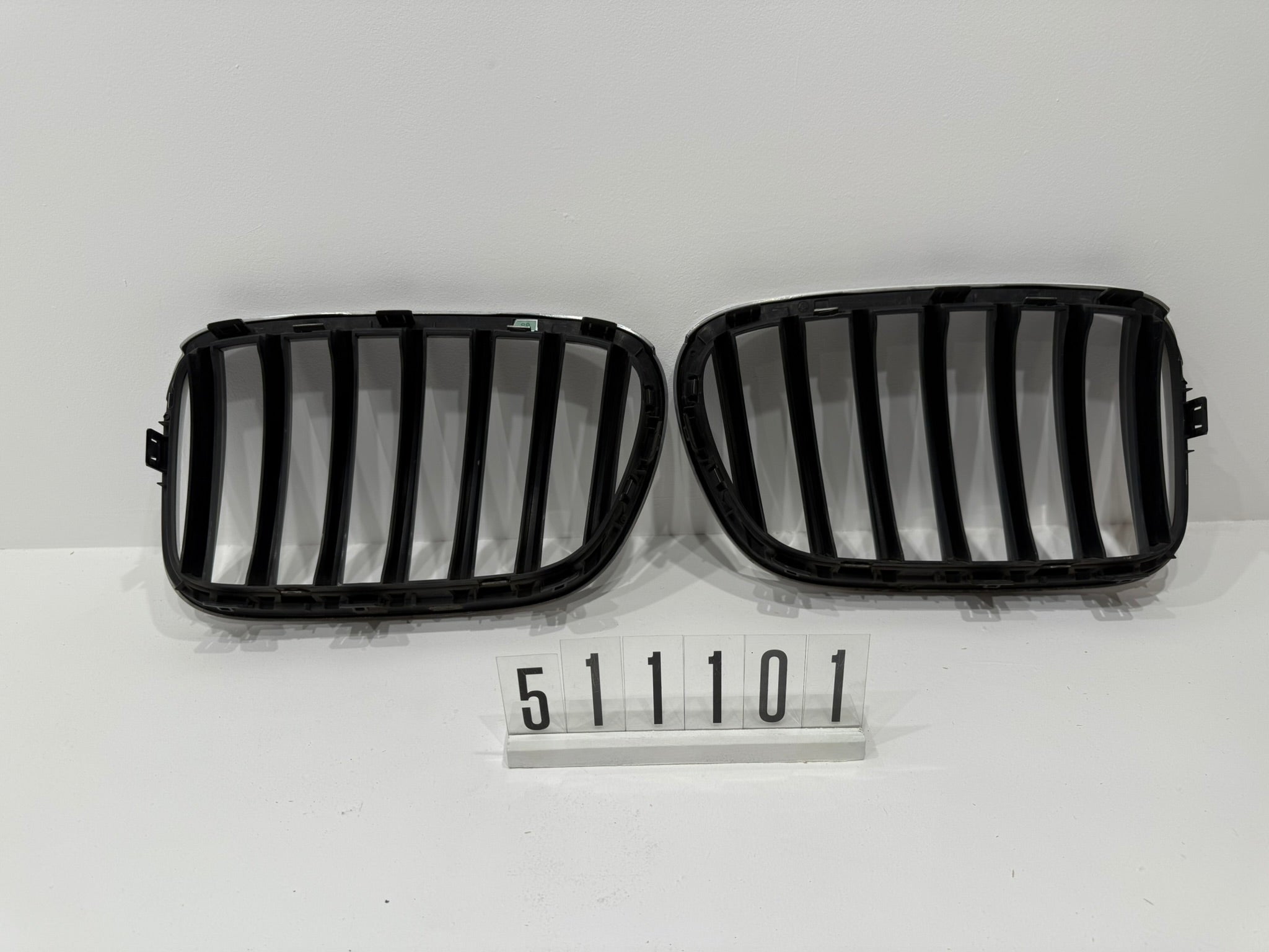 7210725 7210726; 511 1 01; 89 Links unnd Rechts BMW X3 F25 Kühlergrill
