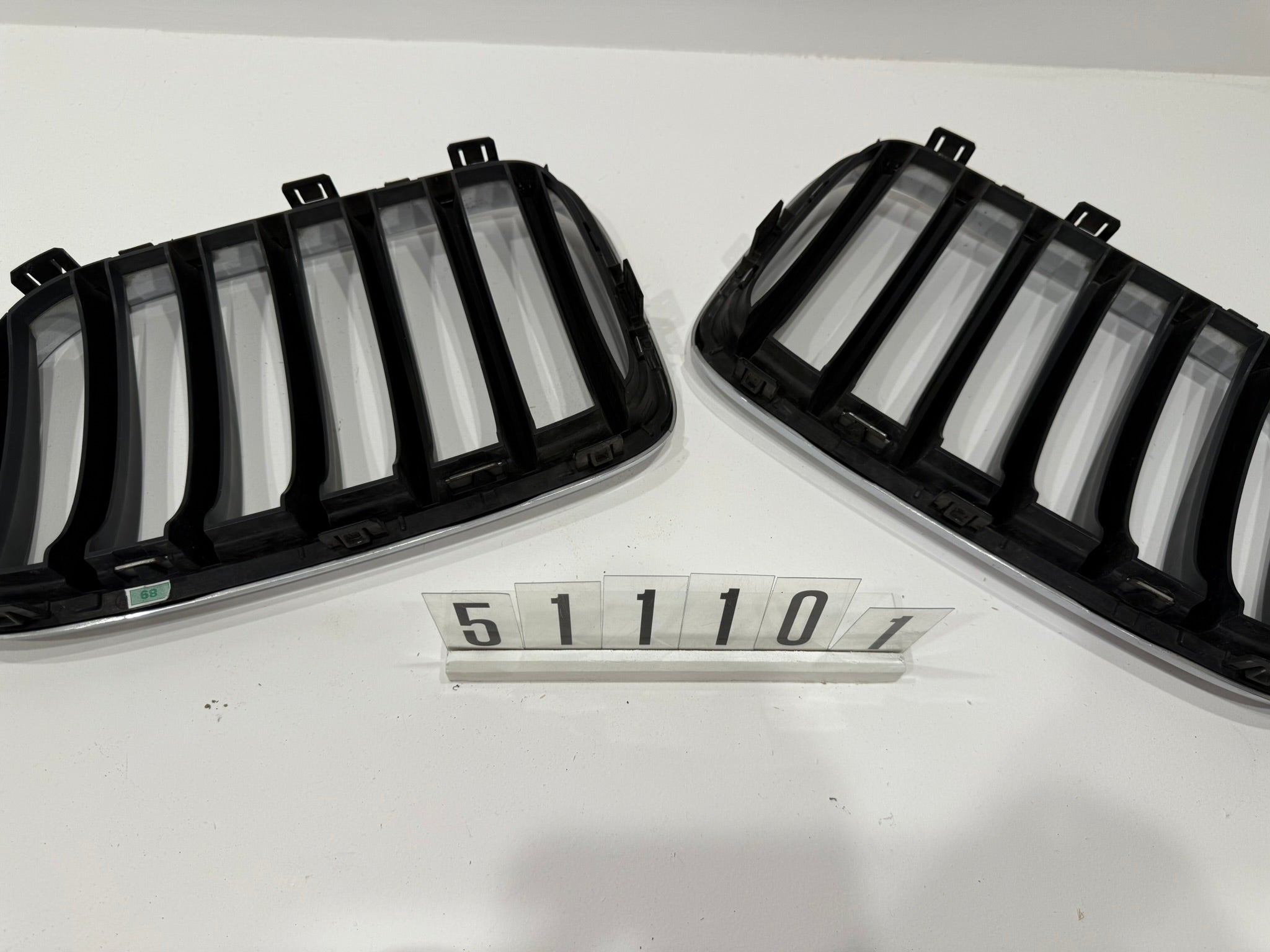 7210725 7210726; 511 1 01; 89 Links unnd Rechts BMW X3 F25 Kühlergrill