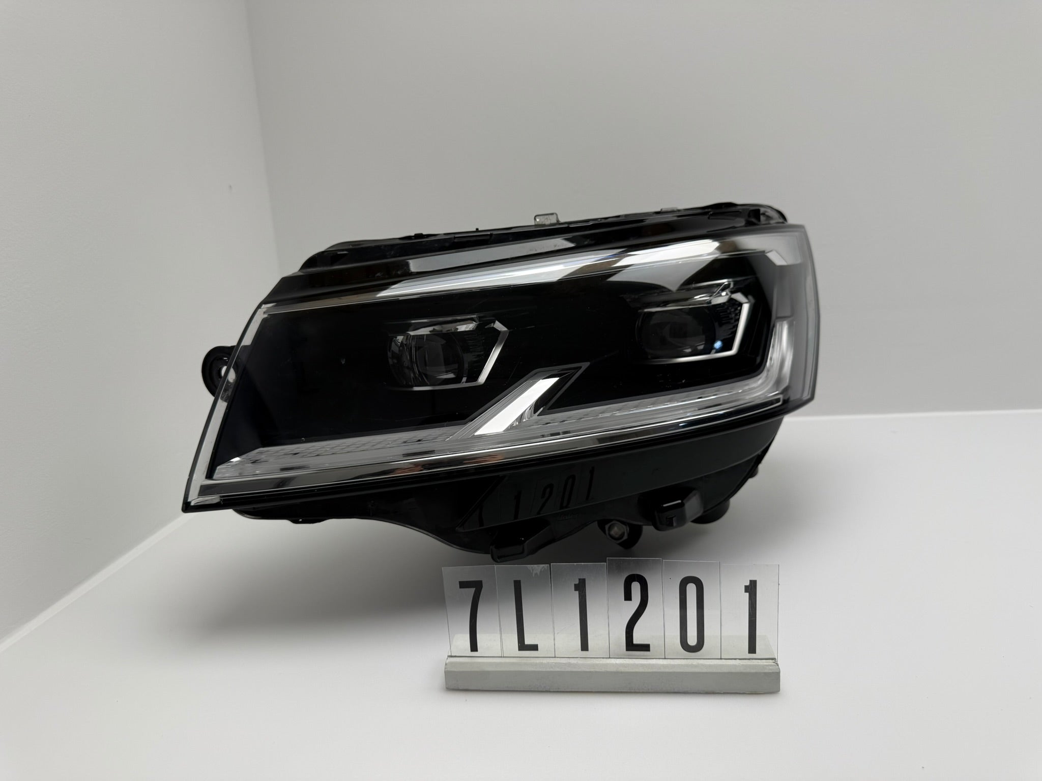 7L1.941.035.A; 7L1 2 01; 94 VW T6.1 Scheinwerfer LED