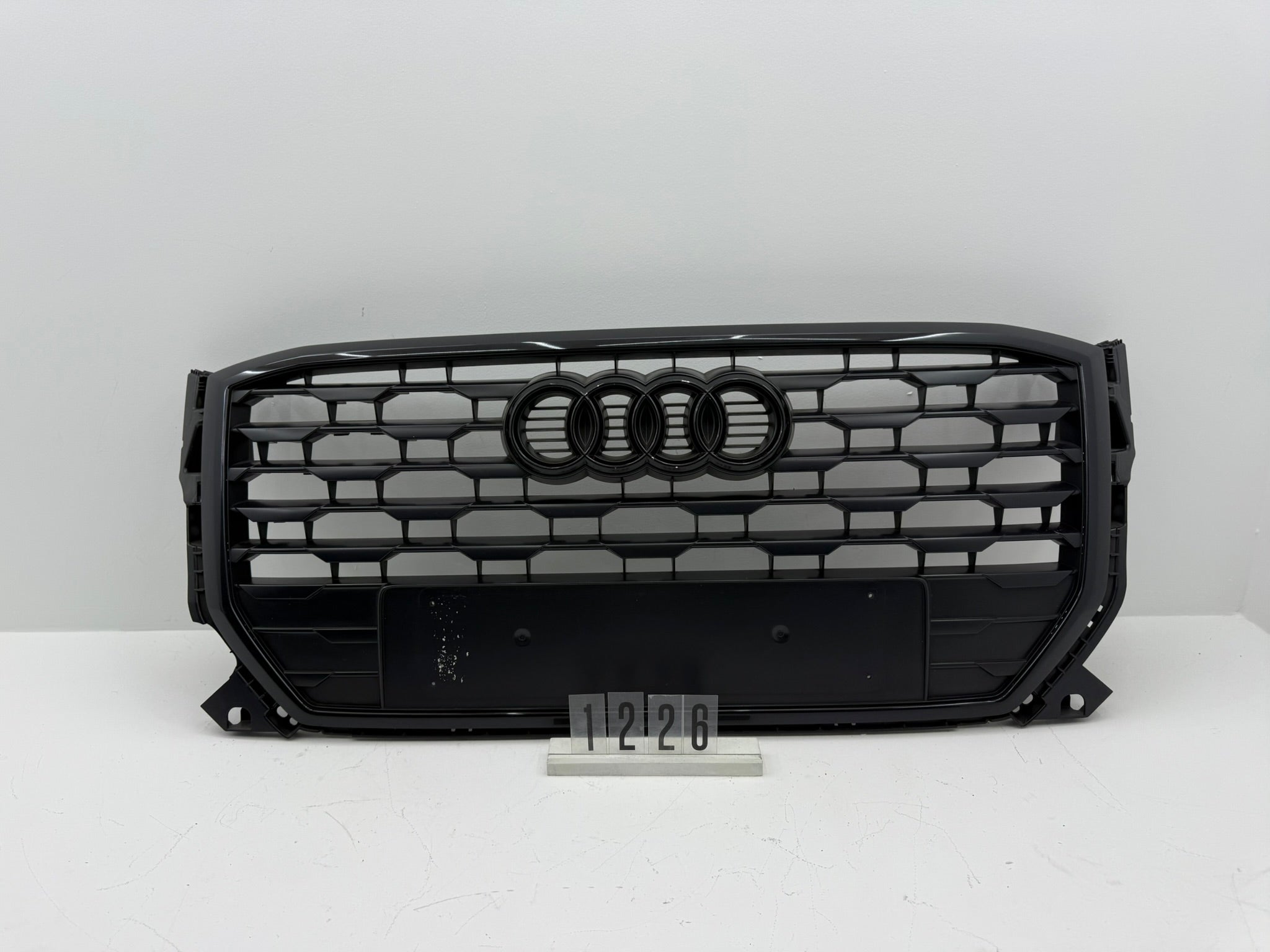 81A853651, 1226, AUDI Q2 81A Kühlergrill ORIGINAL
