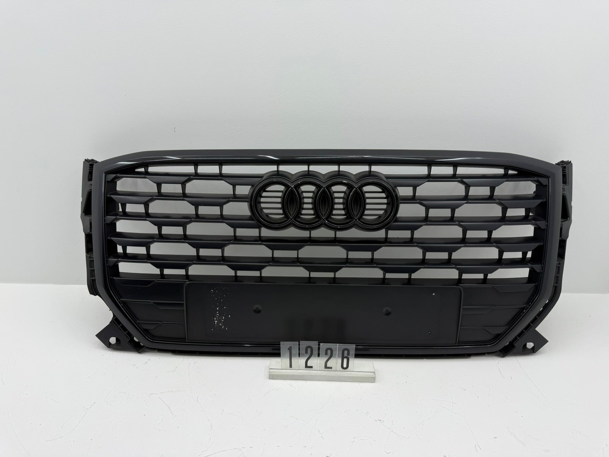 81A853651, 1226, AUDI Q2 81A Kühlergrill ORIGINAL