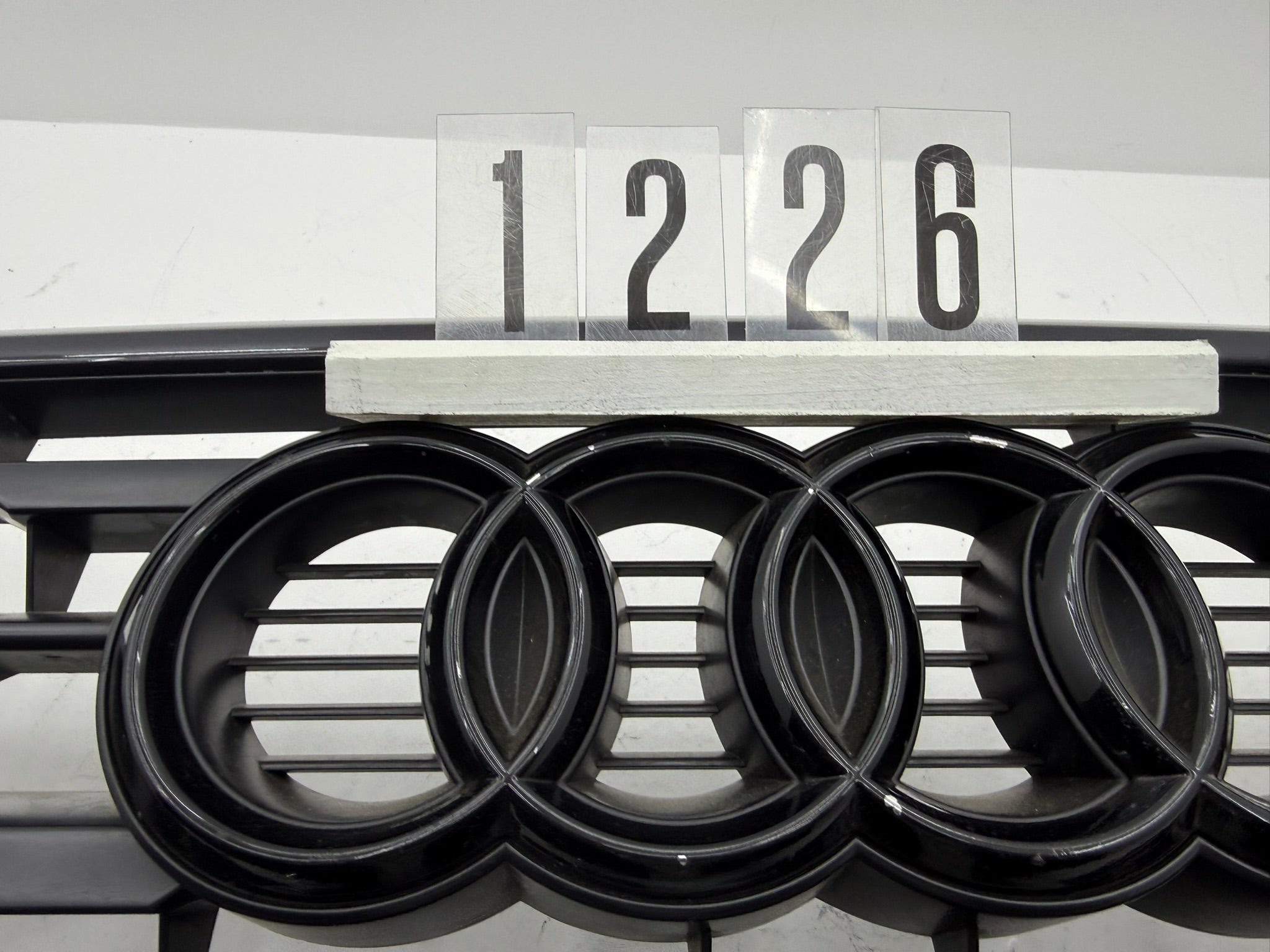 81A853651, 1226, AUDI Q2 81A Kühlergrill ORIGINAL